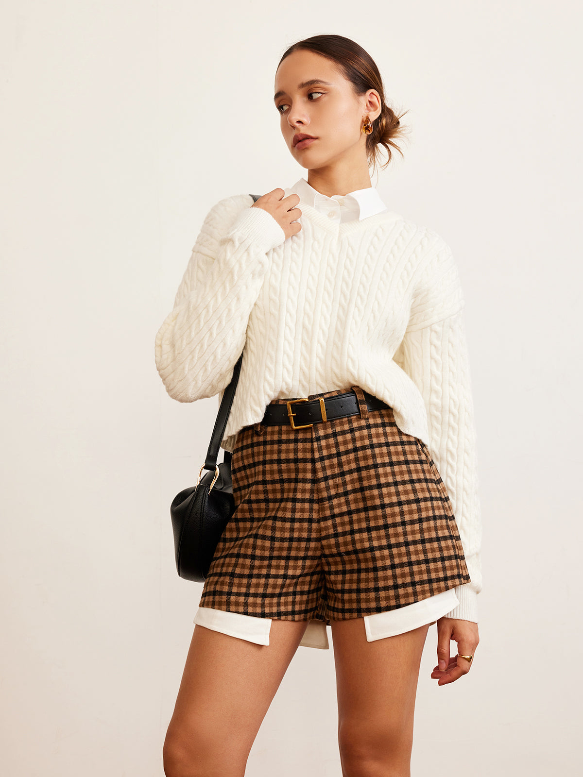 Prosty sweter z dekoltem w serek i warkoczowym splotem