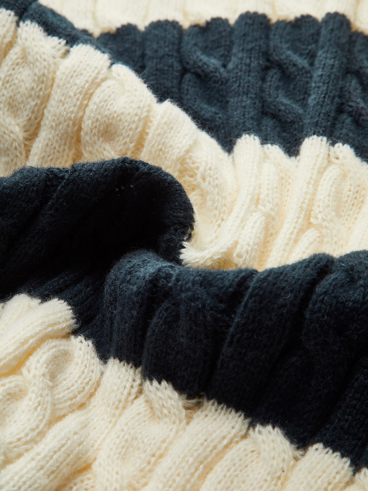 Sweter w paski z dekoltem w serek