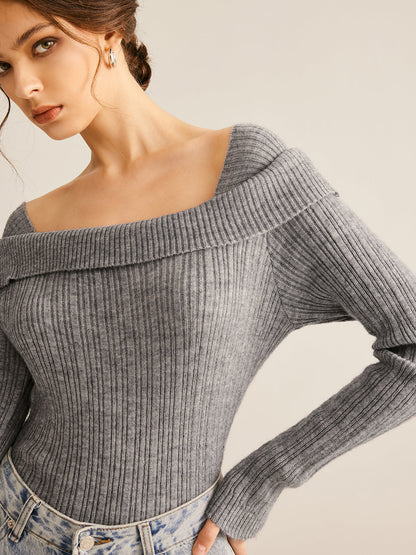 Cienki, prążkowany sweter z odkrytymi ramionami