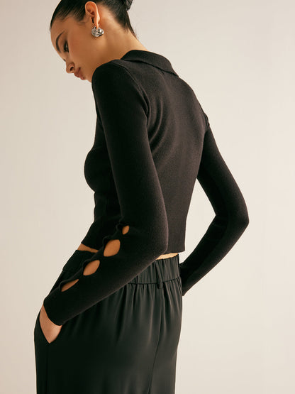 Krótki sweter z wycięciem pod szyją zdobiony metalem