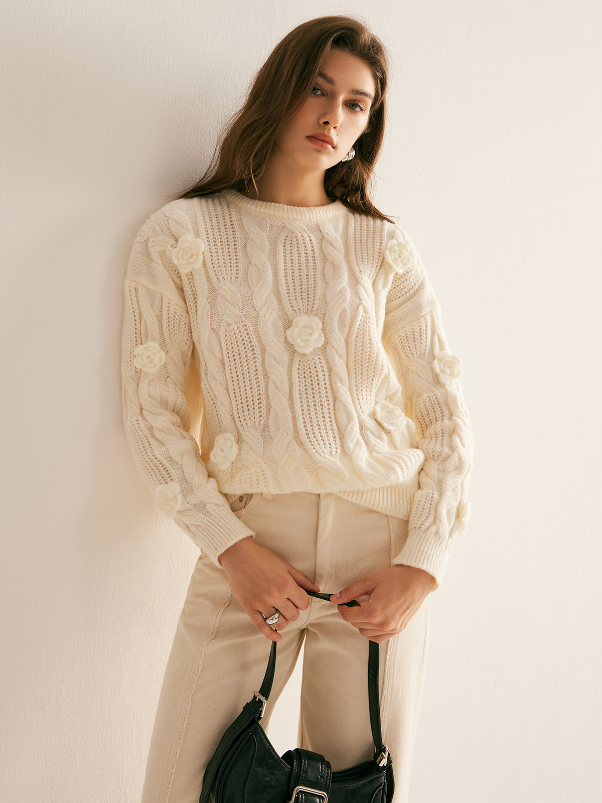 Sweter z dzianiny kablowej z 3D kwiatowym wzorem