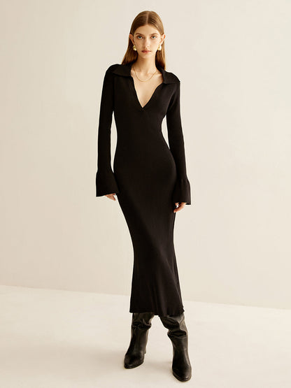 Sukienka maxi z dzianiny z dekoltem w serek i wąskim kołnierzykiem