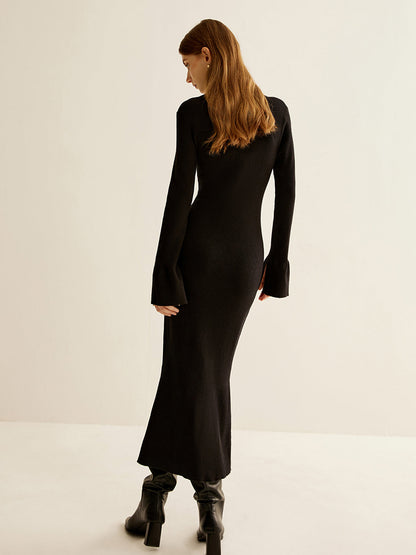 Sukienka maxi z dzianiny z dekoltem w serek i wąskim kołnierzykiem