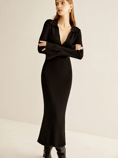 Sukienka maxi z dzianiny z dekoltem w serek i wąskim kołnierzykiem