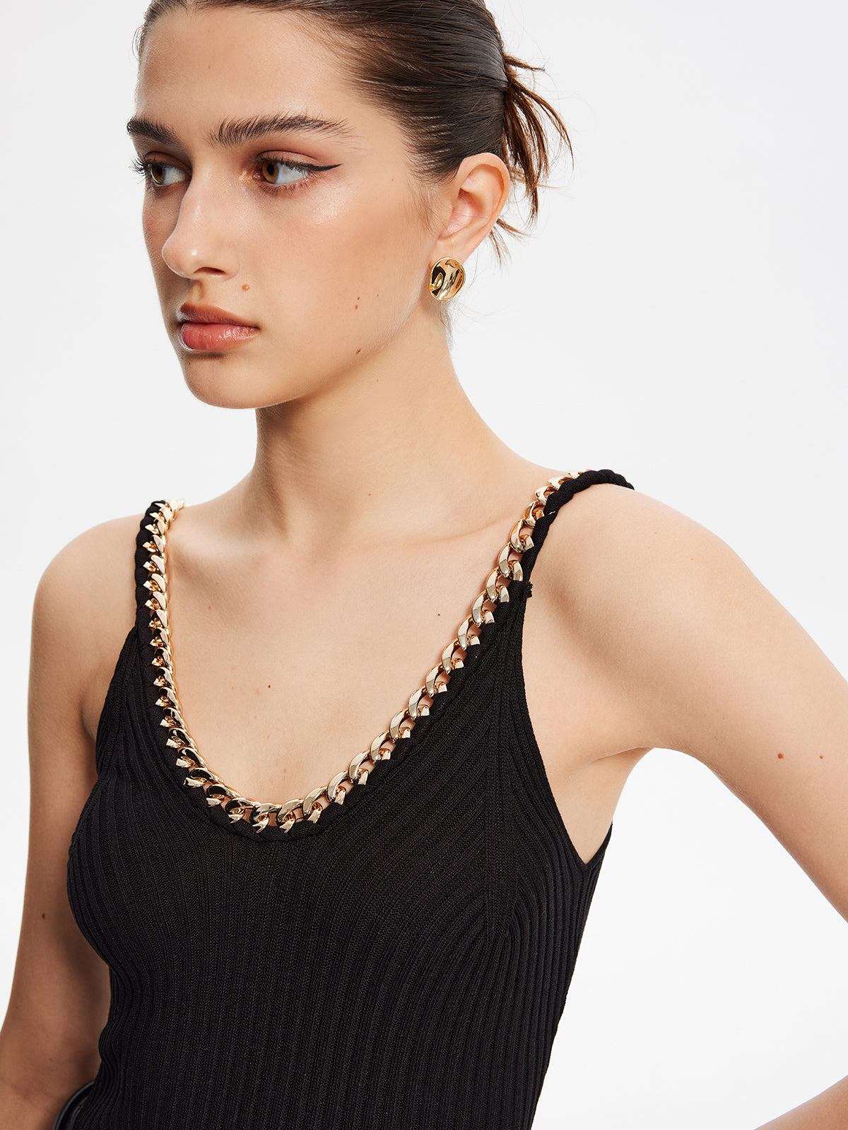 Top z dzianiny na cienkich ramiączkach, przeszyty metalowymi ściegami