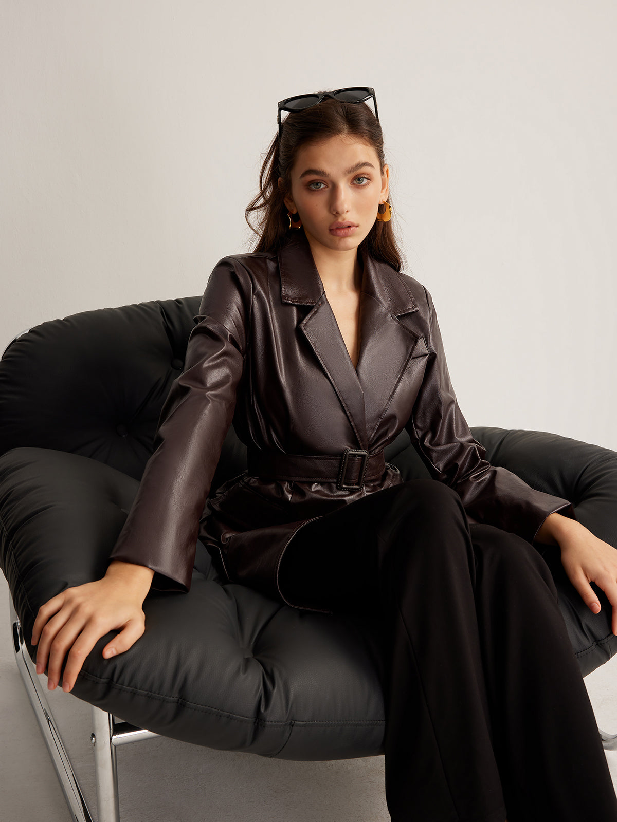 Elegancka marynarka z paskiem w rozmiarze miseczki 