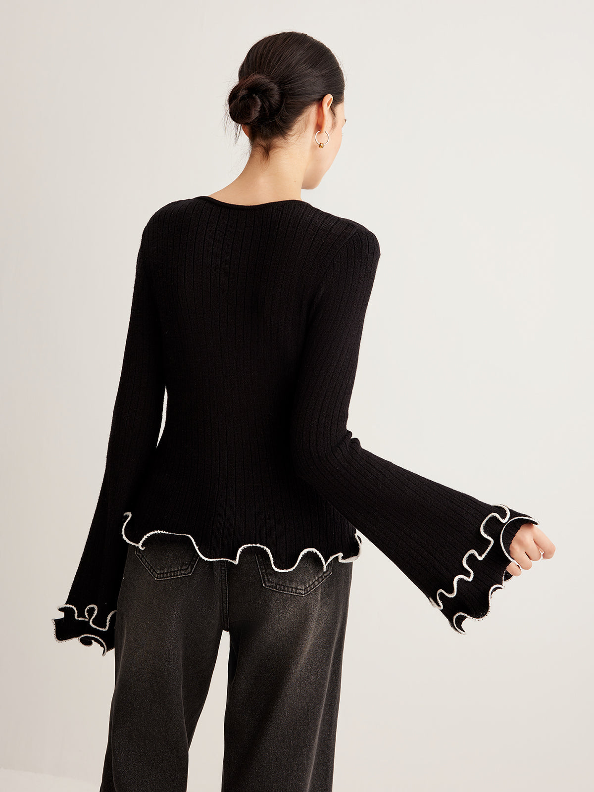 Kontrastowy sweter z falbankami