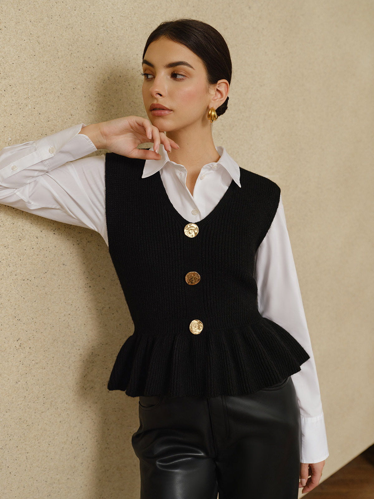 Prążkowany, falbaniasty top dzianinowy