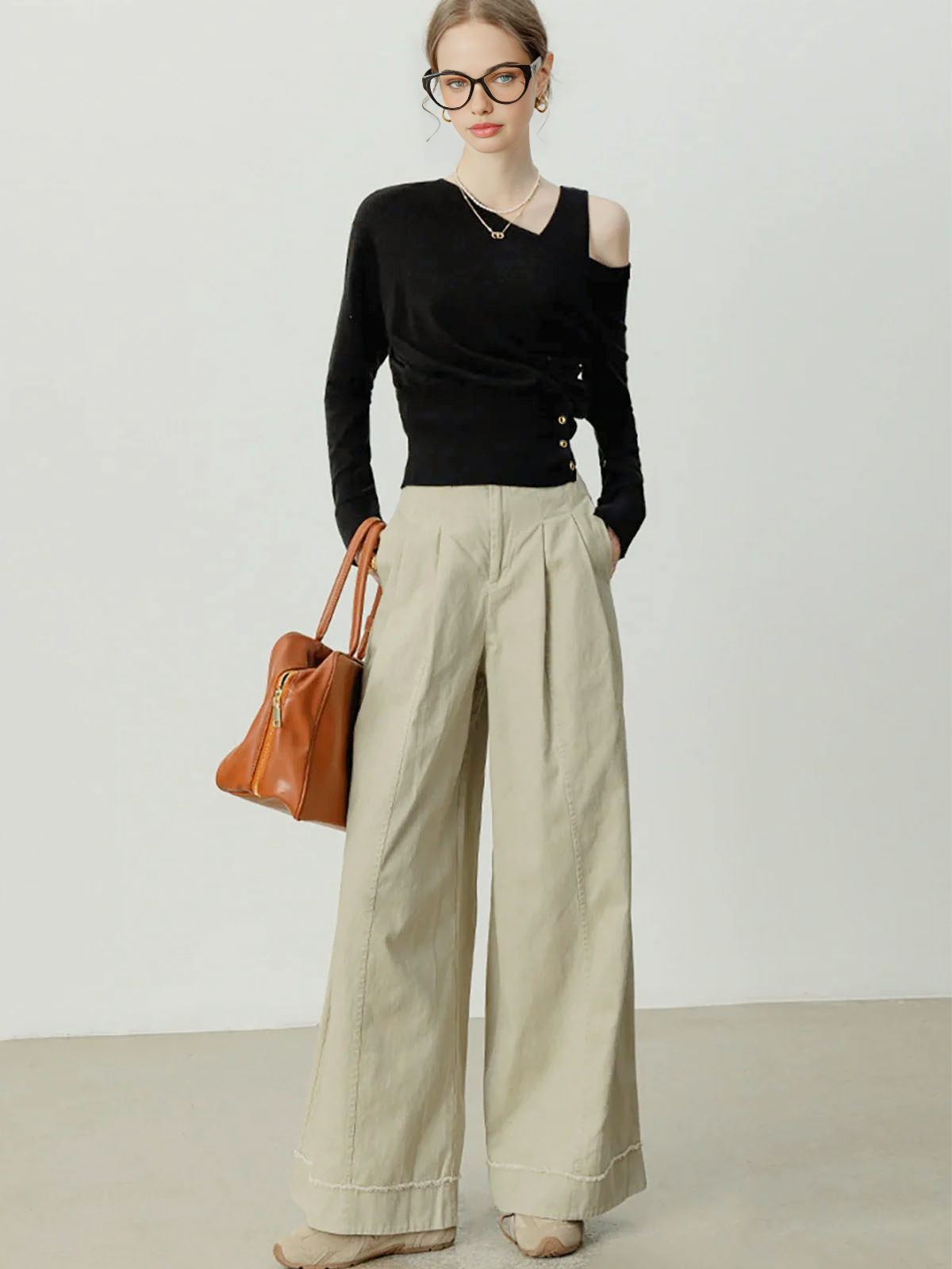 Asymetryczny sweter z odkrytymi ramionami