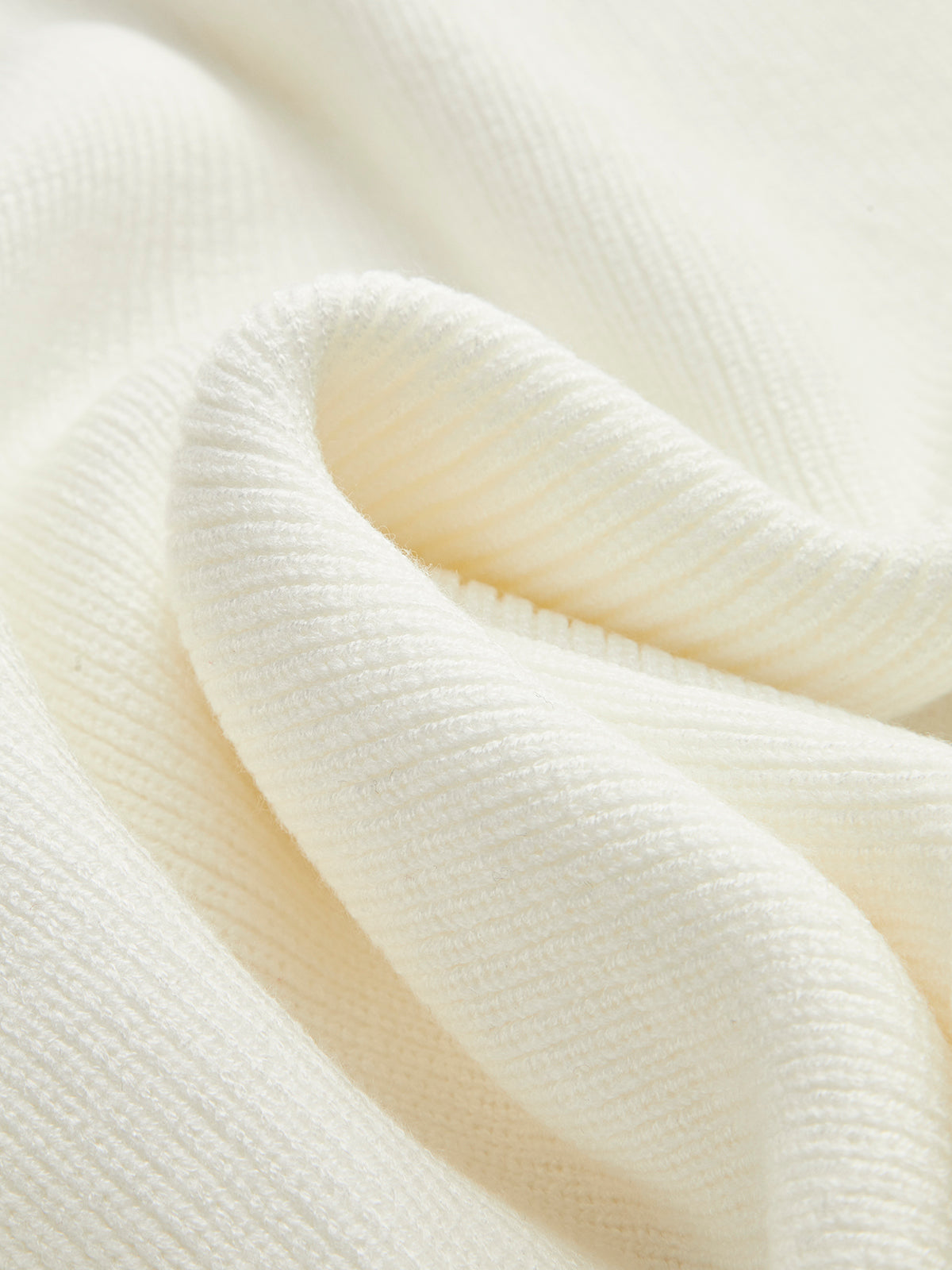 Sweter z odkrytymi ramionami i skrzyżowanymi dekoltami