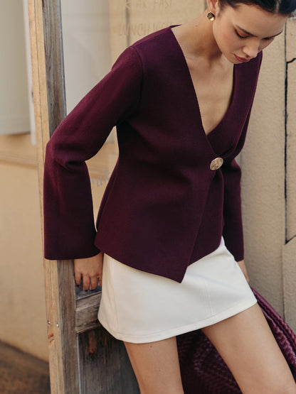 Ciepły czerwony kardigan z dekoltem w serek i guzikami 