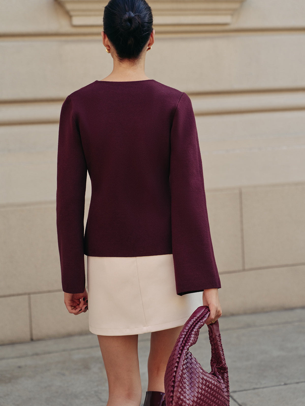 Ciepły czerwony kardigan z dekoltem w serek i guzikami 