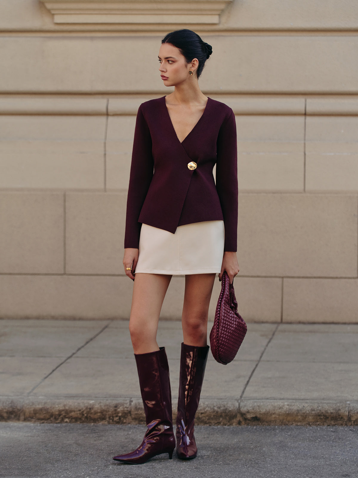 Ciepły czerwony kardigan z dekoltem w serek i guzikami 