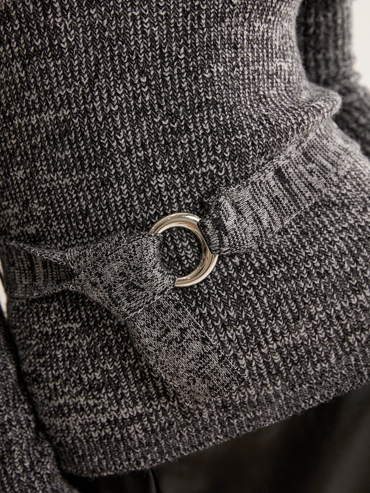 Sweter z odkrytymi ramionami i paskiem