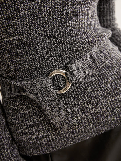 Sweter z odkrytymi ramionami i paskiem