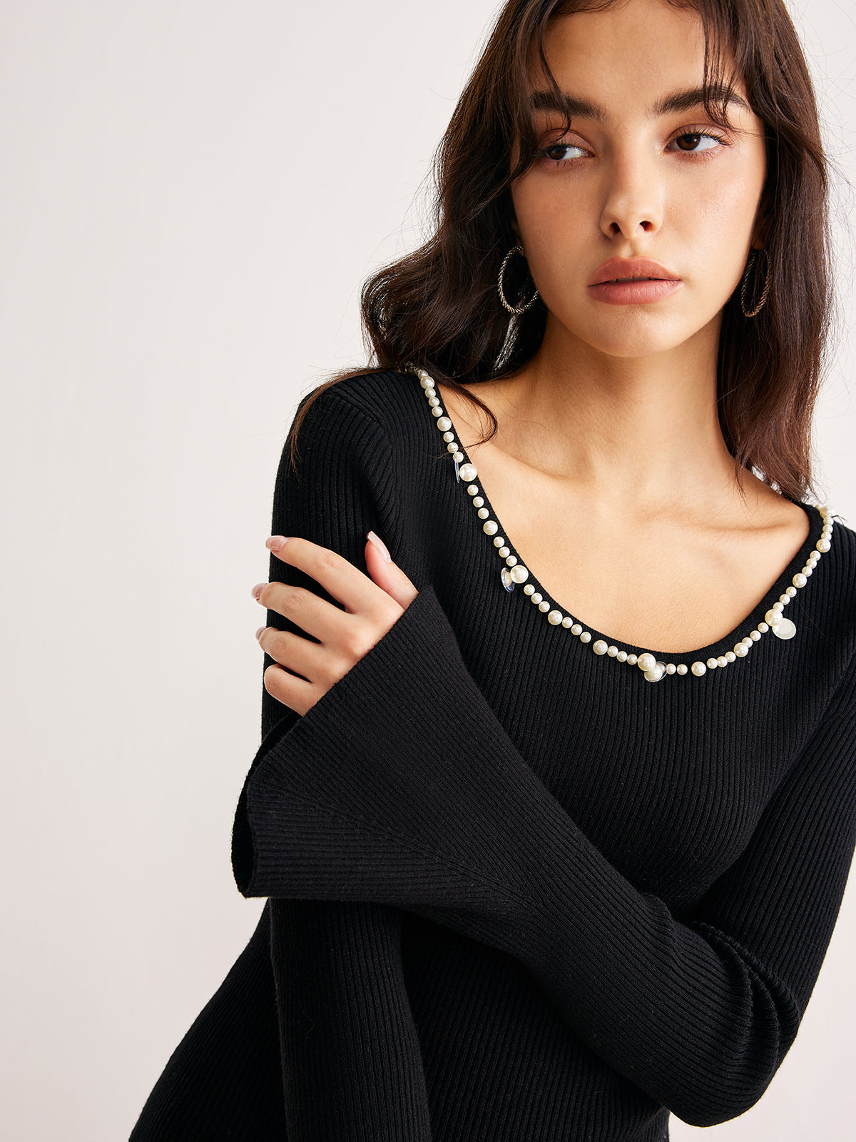 Bluzka z bufiastymi rękawami i perłowym wykończeniem