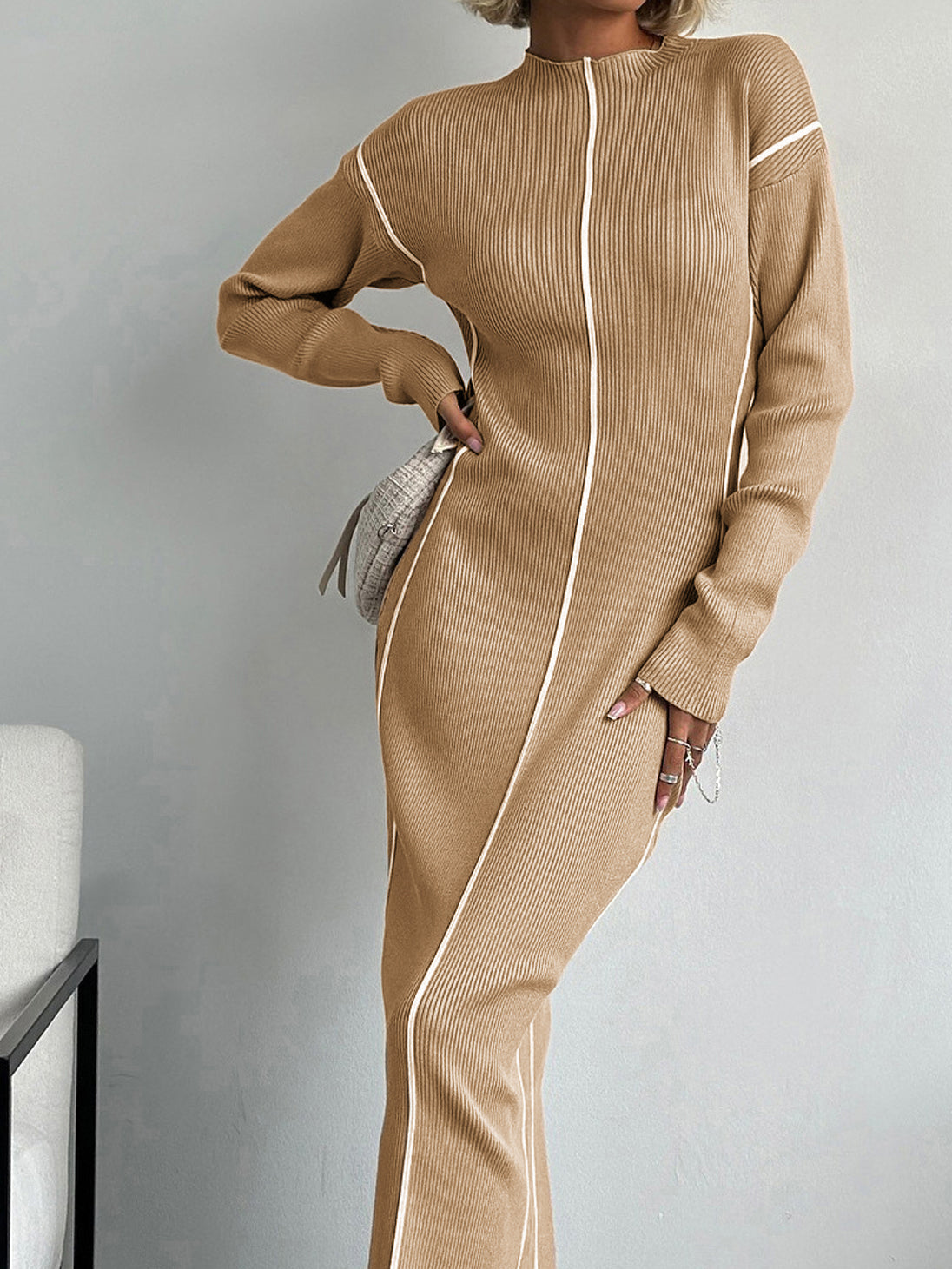 Sukienka midi z dzianiny ściągaczowej w kontrastowym kolorze