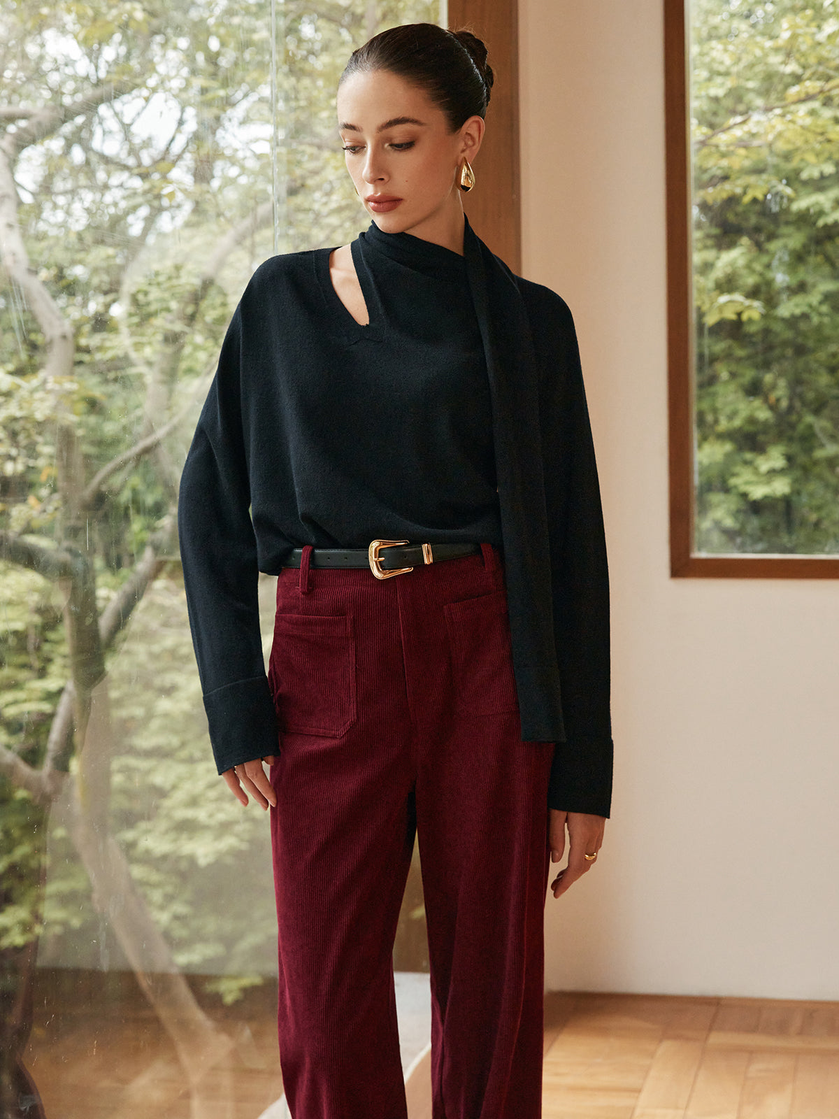 Minimalistyczny sweter z szalikiem z mieszanki wełny