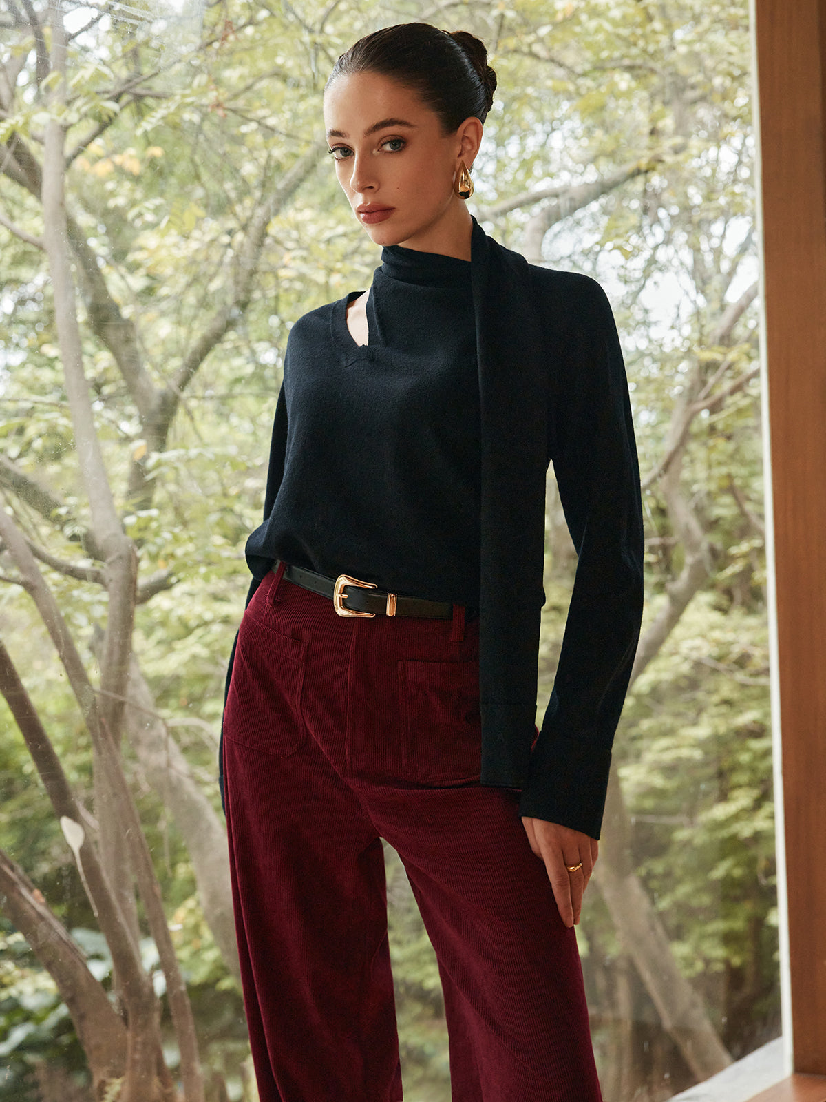 Minimalistyczny sweter z szalikiem z mieszanki wełny