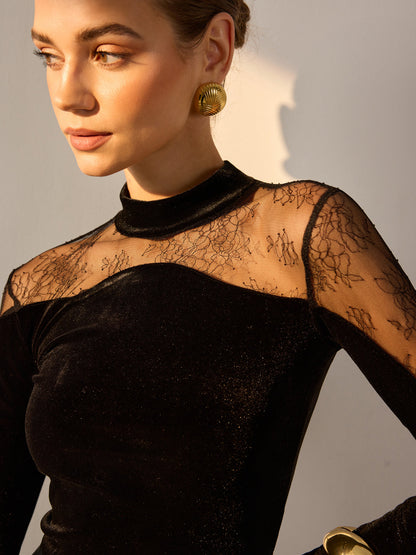 Elegancki i stylowy aksamitny top z koronkowymi zdobieniami.