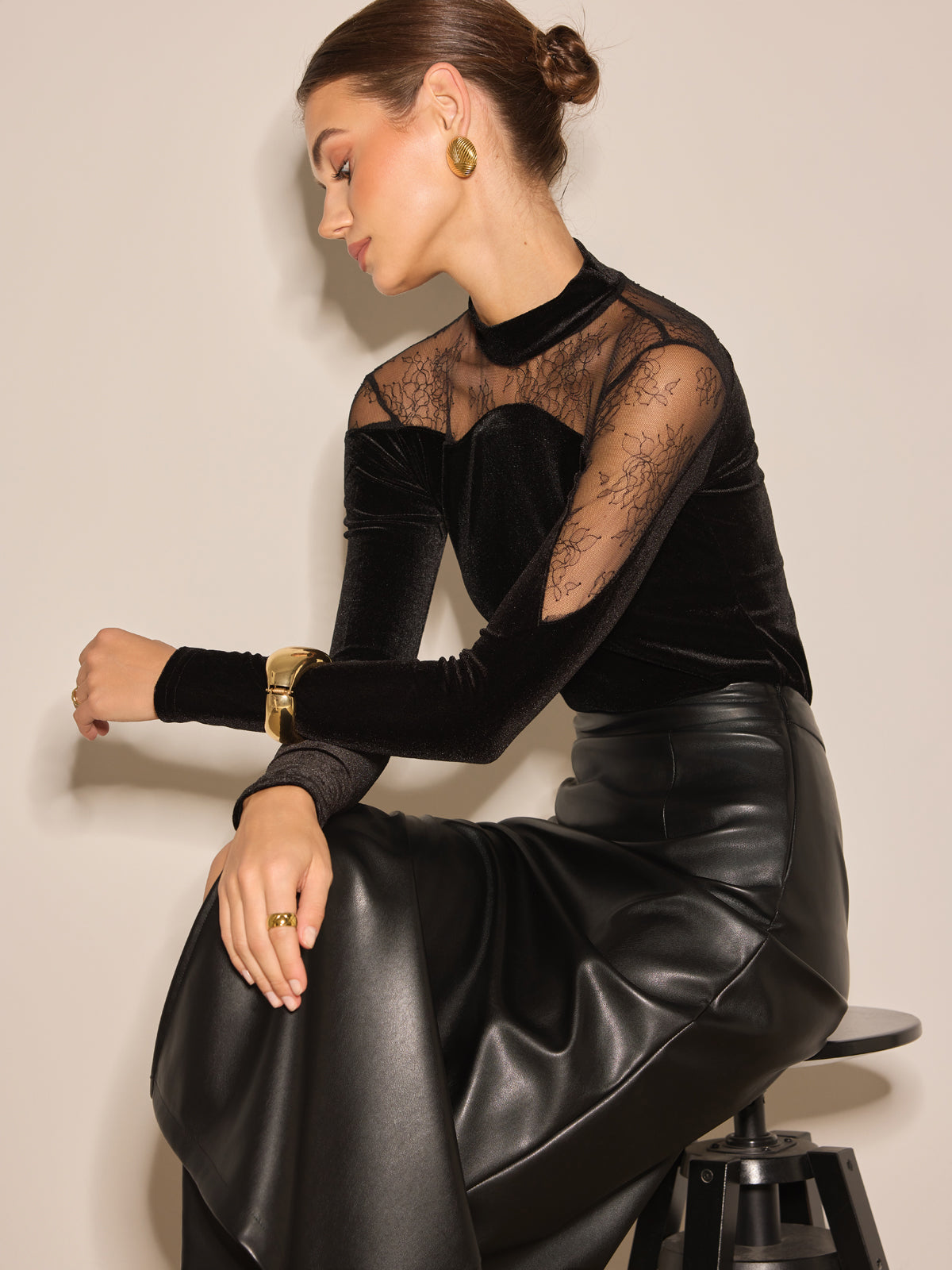 Elegancki i stylowy aksamitny top z koronkowymi zdobieniami.