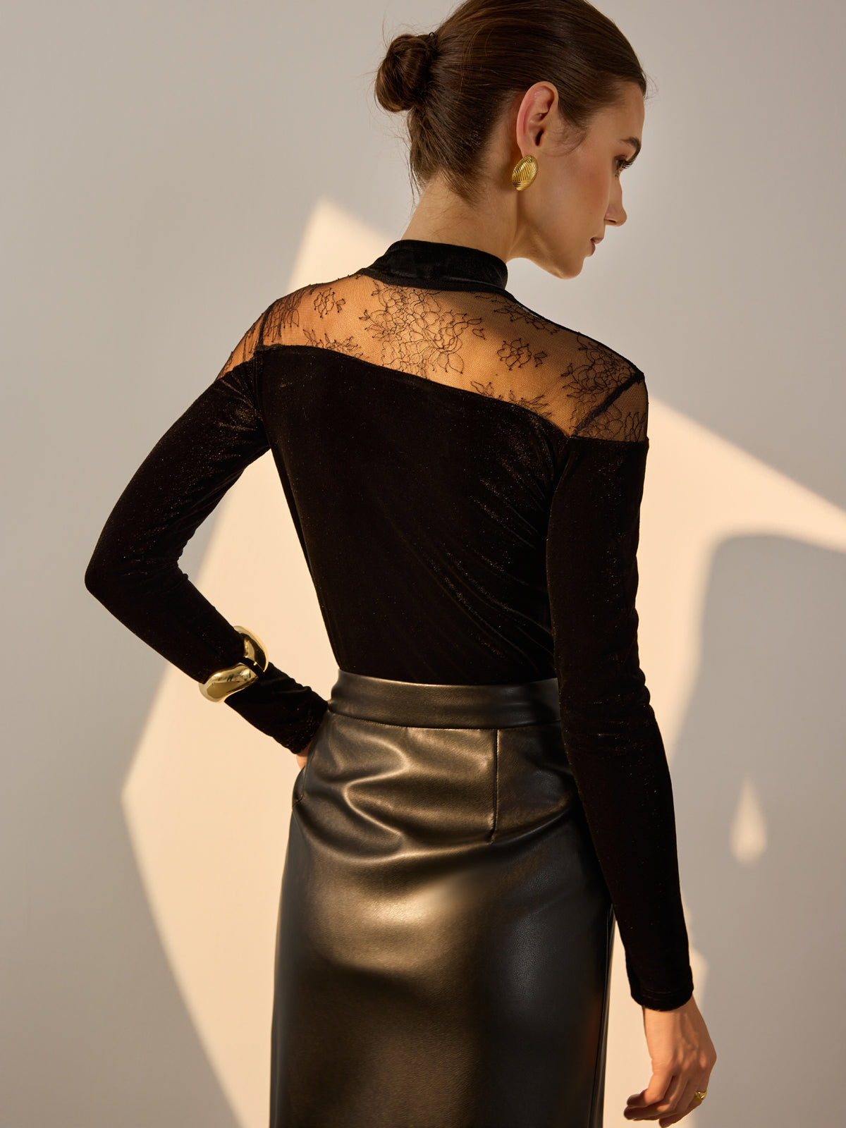 Elegancki i stylowy aksamitny top z koronkowymi zdobieniami.