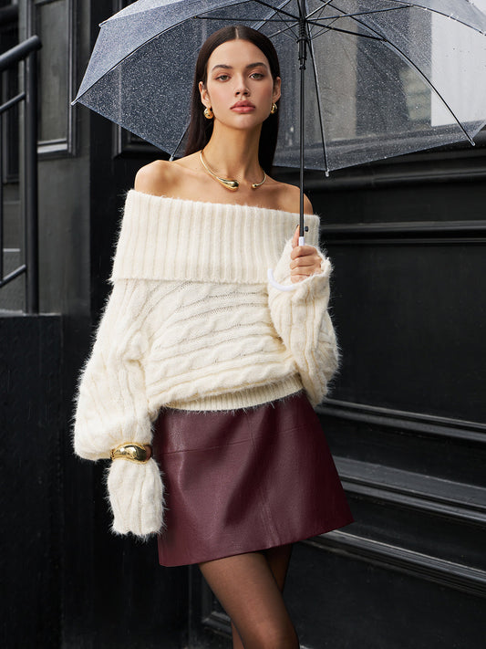 Romantyczny sweter z odkrytymi ramionami i skręconym dekoltem