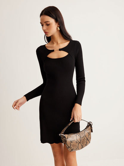 Mini sukienka dzianinowa z wycięciami i metalowymi zdobieniami