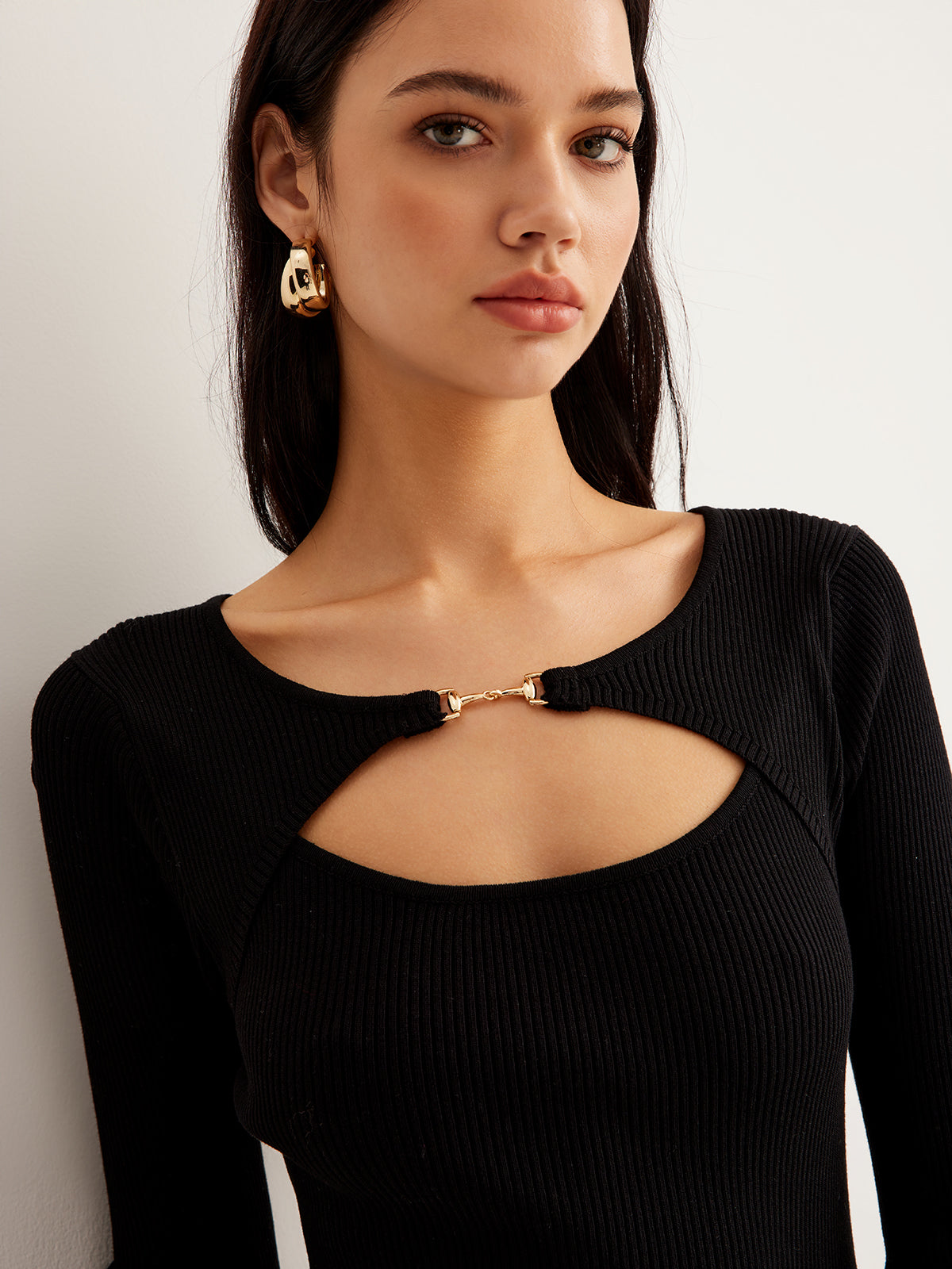 Mini sukienka dzianinowa z wycięciami i metalowymi zdobieniami