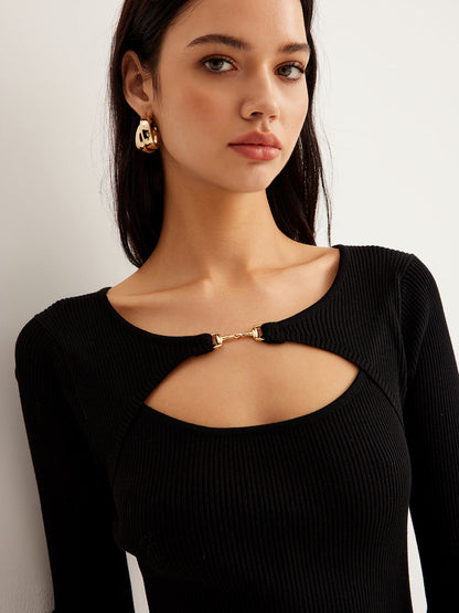 Mini sukienka dzianinowa z wycięciami i metalowymi zdobieniami