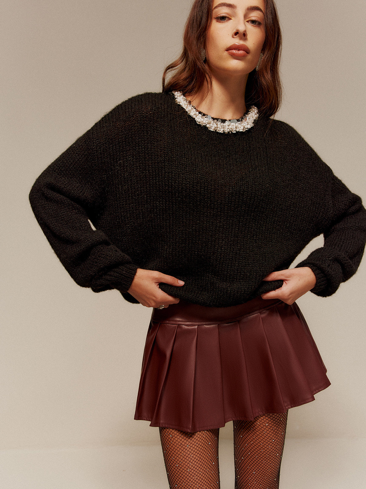 Wygodny sweter z ozdobnymi kryształkami