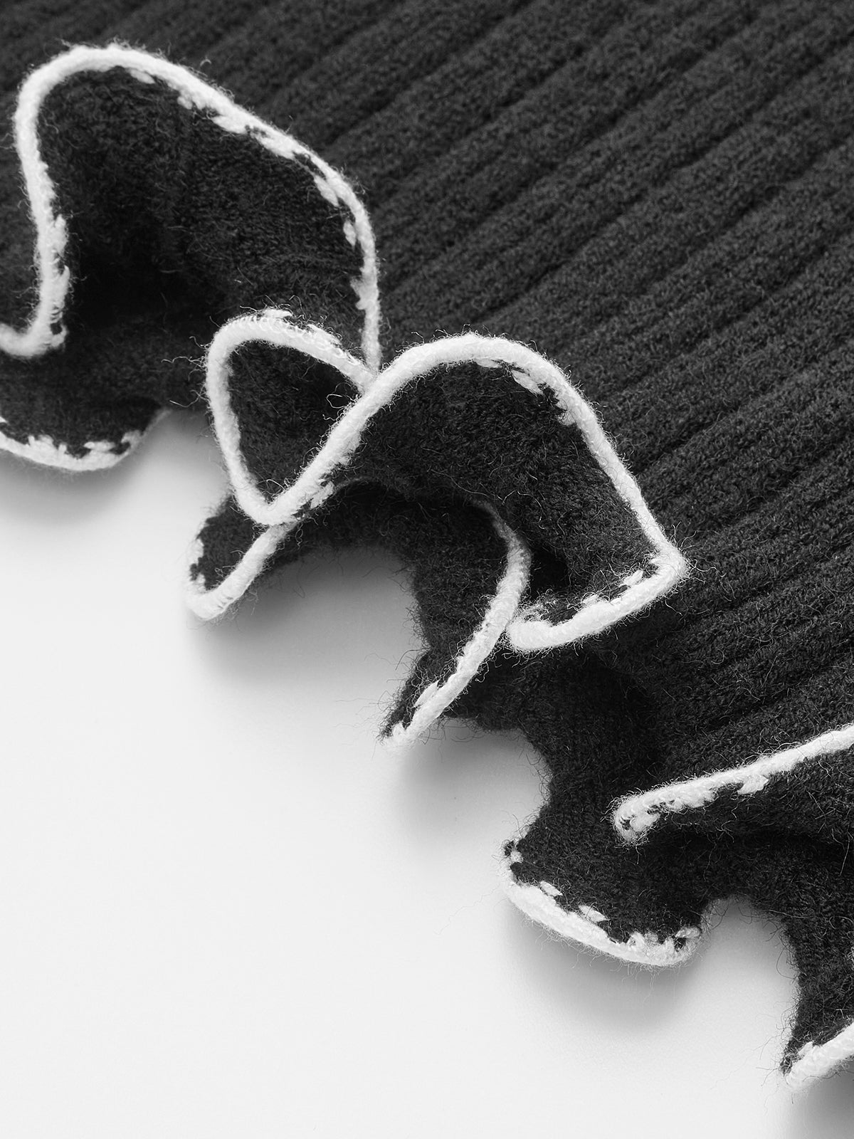 Kontrastowy sweter z falbankami