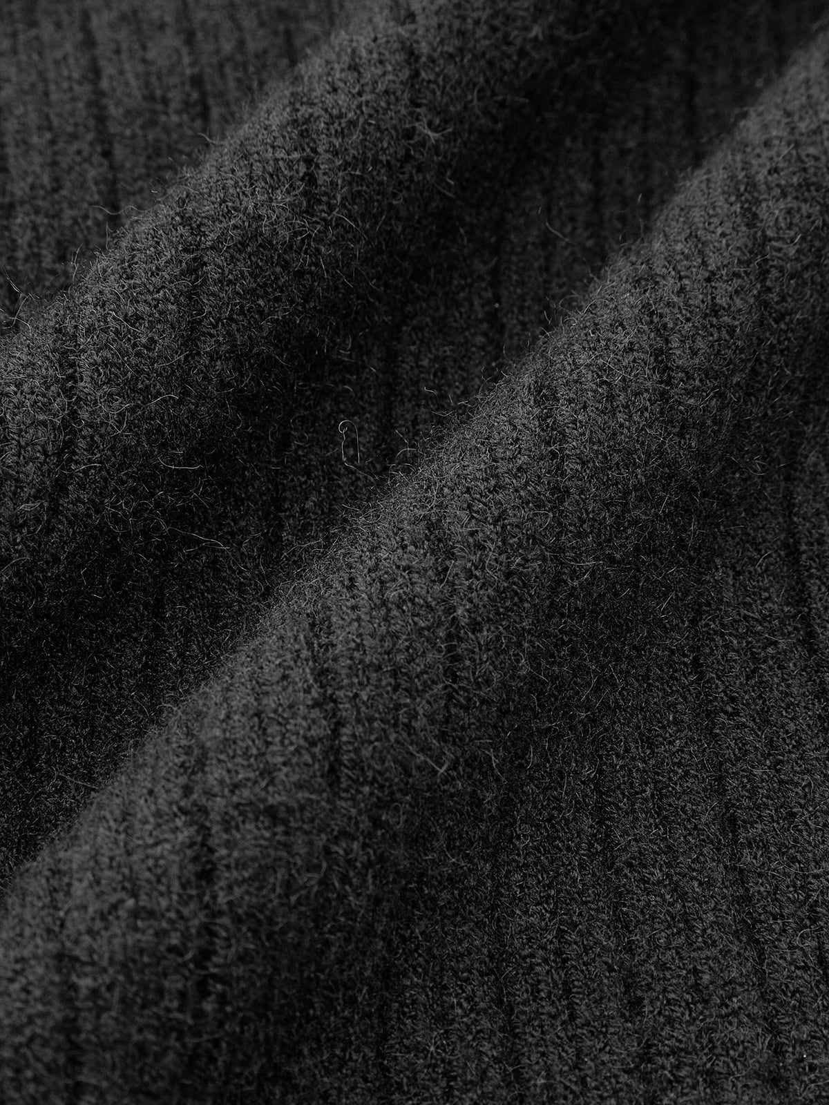 Kontrastowy sweter z falbankami