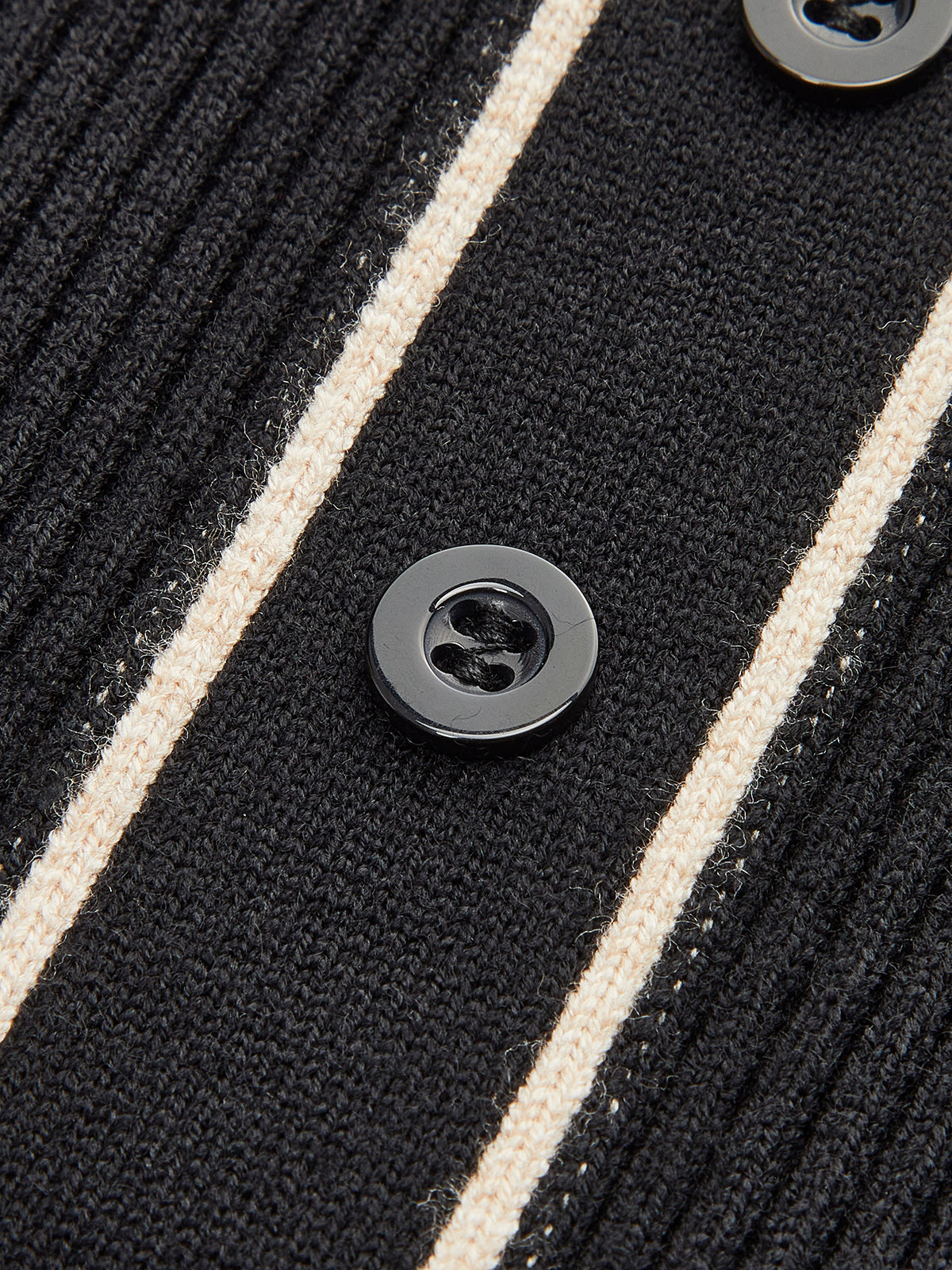 Sweter z paskiem, spódnica w kratę, sukienka midi