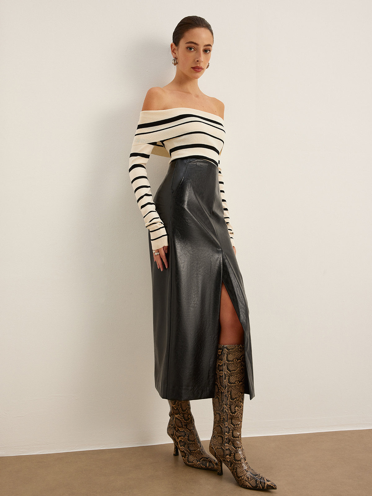 Cienki sweter w paski z odkrytymi ramionami