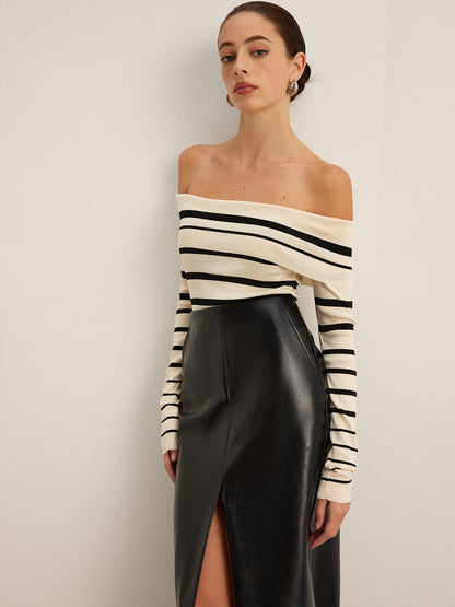 Cienki sweter w paski z odkrytymi ramionami
