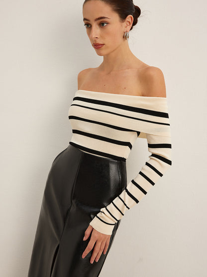 Cienki sweter w paski z odkrytymi ramionami