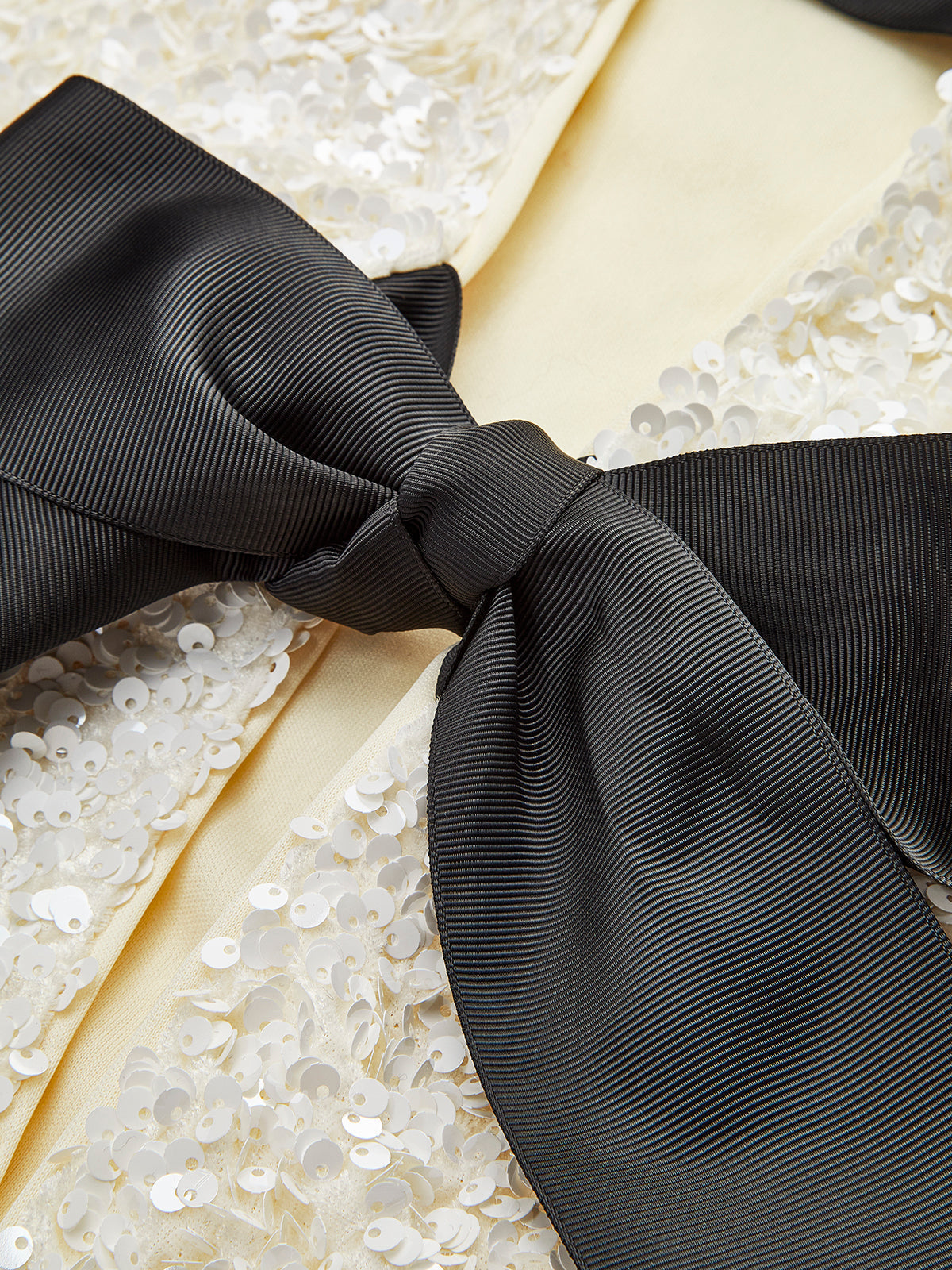 Kurtka z aksamitu z cekinami i kokardką 