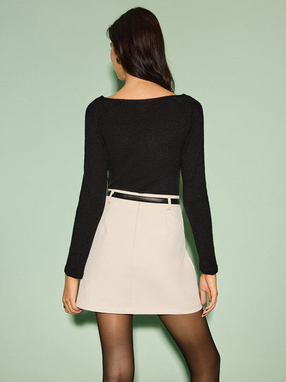 Cienki sweterek z dekoltem w serek i kokardką z przodu