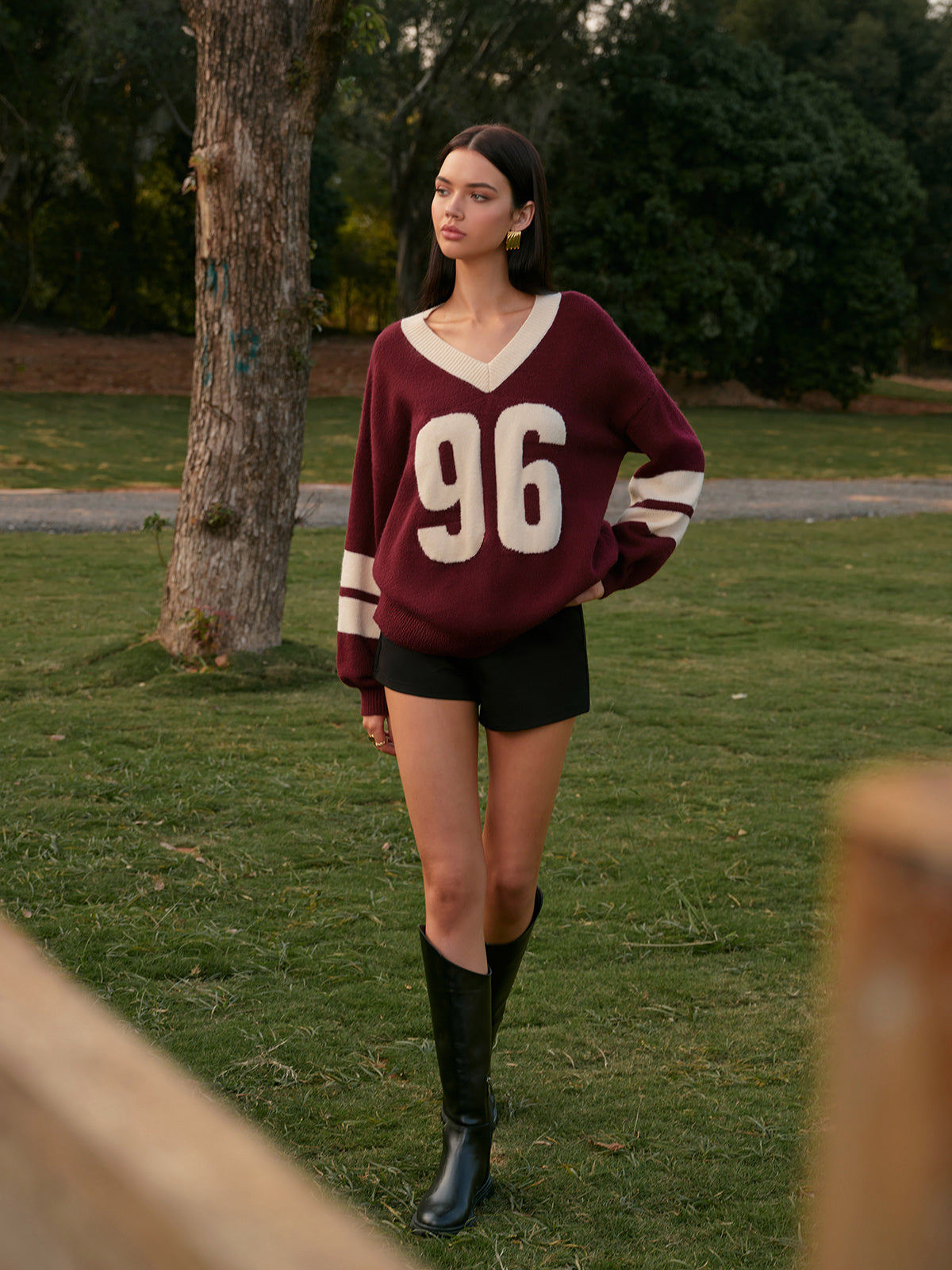 Sweter z kontrastowym wiązaniem i dekoltem w serek