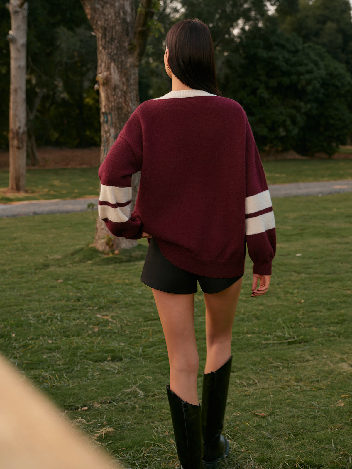 Sweter z kontrastowym wiązaniem i dekoltem w serek