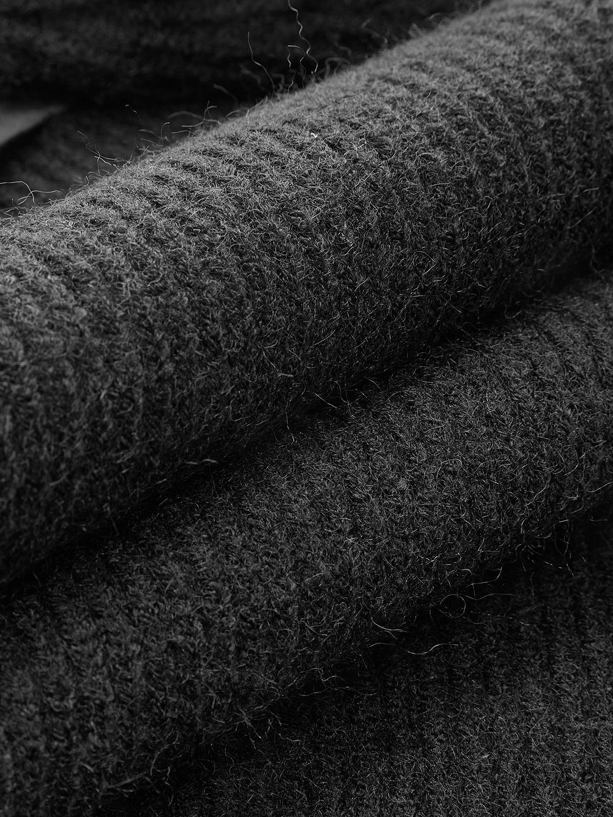 Prosty sweter z odkrytymi ramionami z przodu