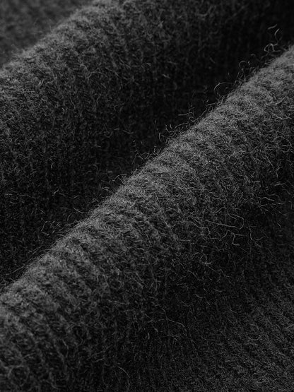 Prosty sweter z odkrytymi ramionami z przodu