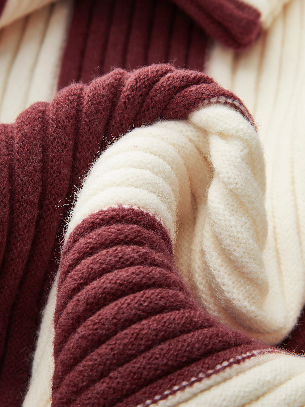 Prążkowany golf z blokami kolorów