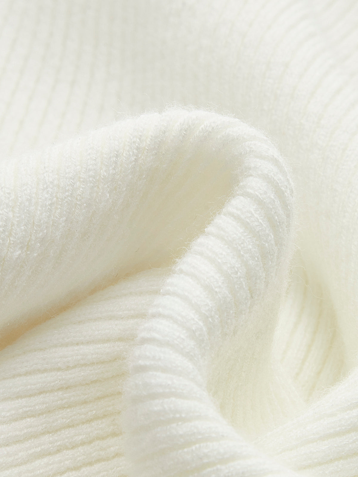 Krótki sweterek żebrowany z wycięciem na ramionach