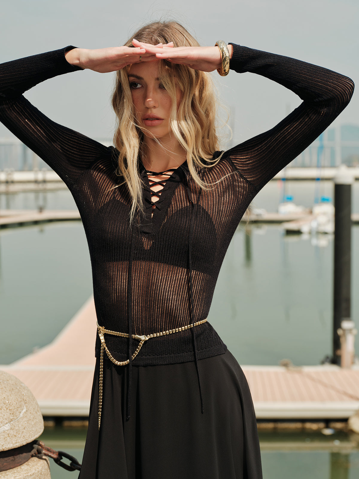 Przezroczysty dzianinowy top z długim rękawem i sznurowaniem z przodu