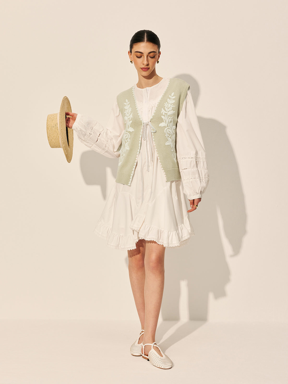 Sweter-kamizelka z haftowaną kokardą i kwiatowym wzorem