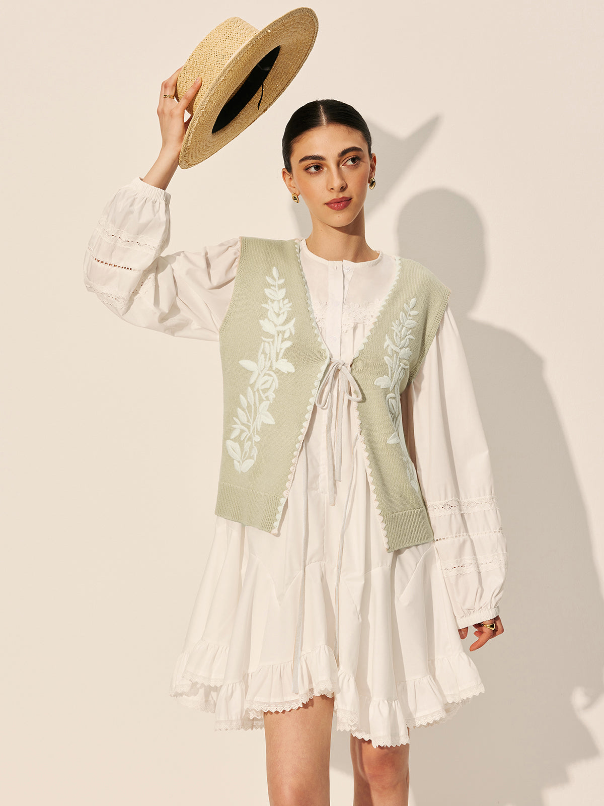 Sweter-kamizelka z haftowaną kokardą i kwiatowym wzorem