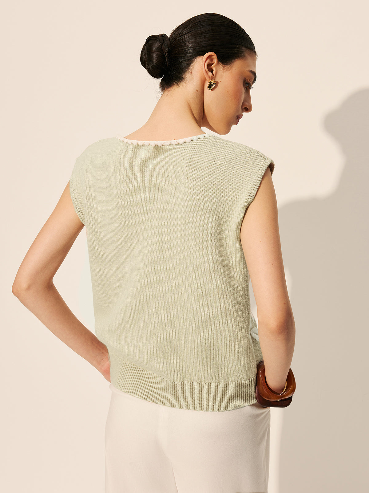 Sweter-kamizelka z haftowaną kokardą i kwiatowym wzorem