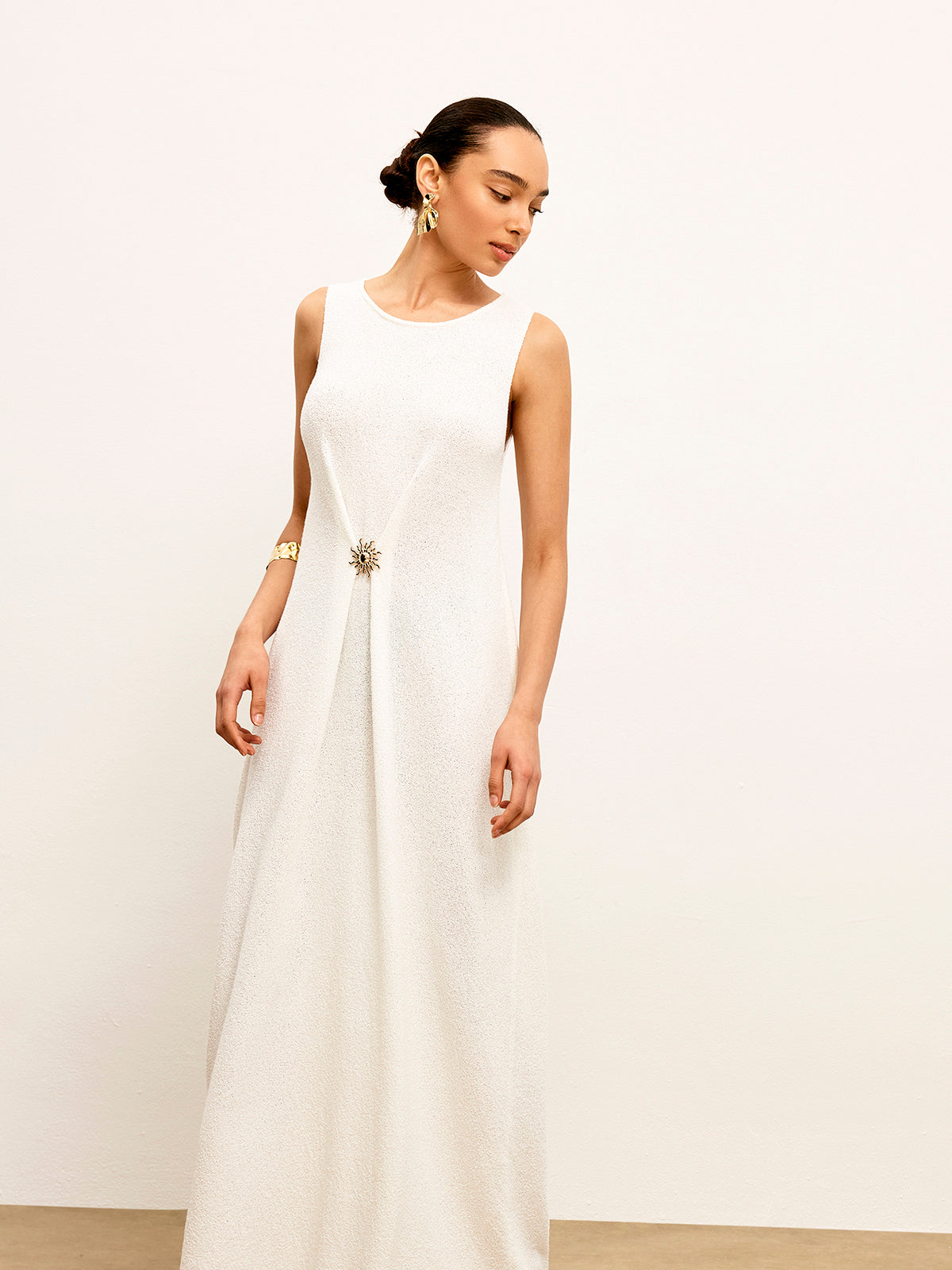 Sukienka maxi bez rękawów z dzianiny z metalowymi detalami